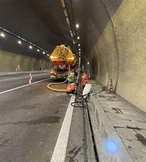 坊子隧道排水渠清淤